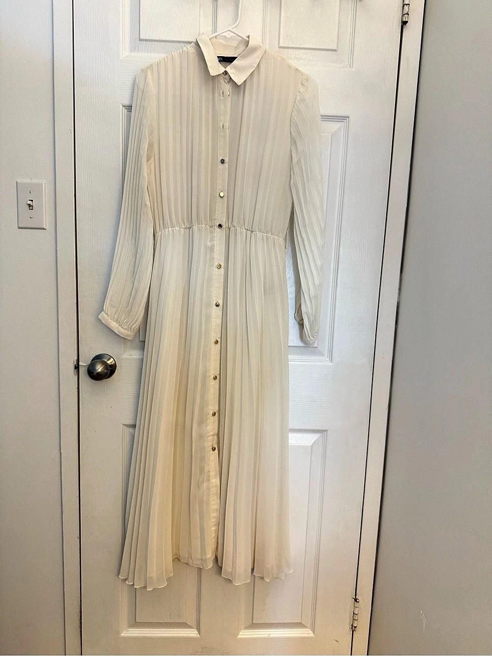 Zara Pleated Maxi Dress in Cream Size Medium Like New
